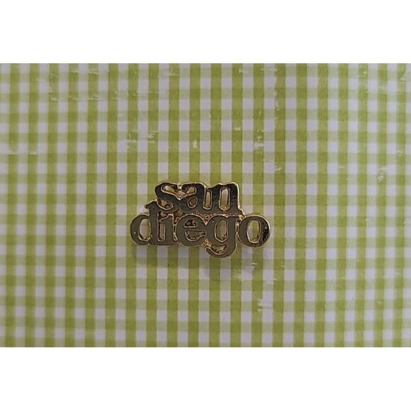 "San Diego" Spell-Out California Lapel Hat Pin Gold Tone .75 W x .50 T Souvenir - Picture 1 of 8